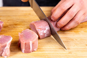 Schweinefilet in Medaillons schneiden