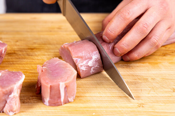 Schweinefilet in Medaillons schneiden