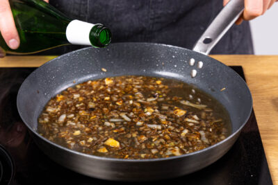 mit Weißwein ablöschen und Gemüsebrühe aufgießen