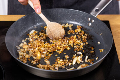 Zwiebel und Knoblauch in der selben Pfanne anbraten