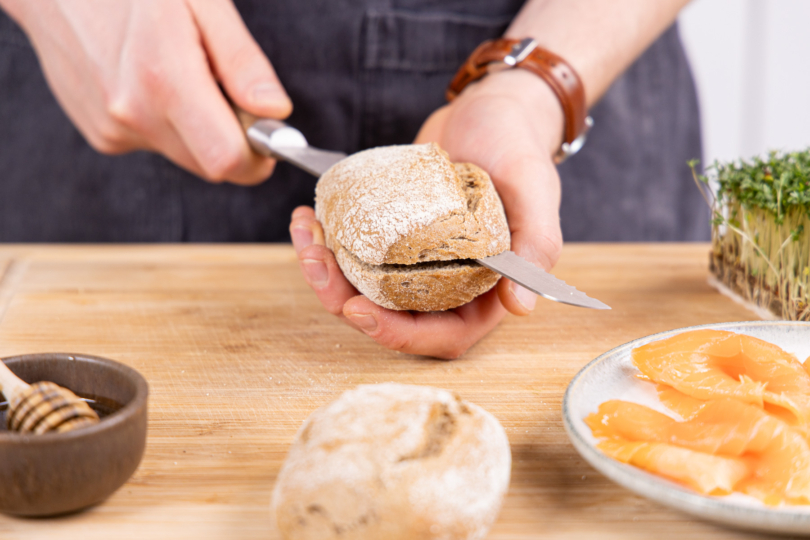 Brötchen aufschneiden