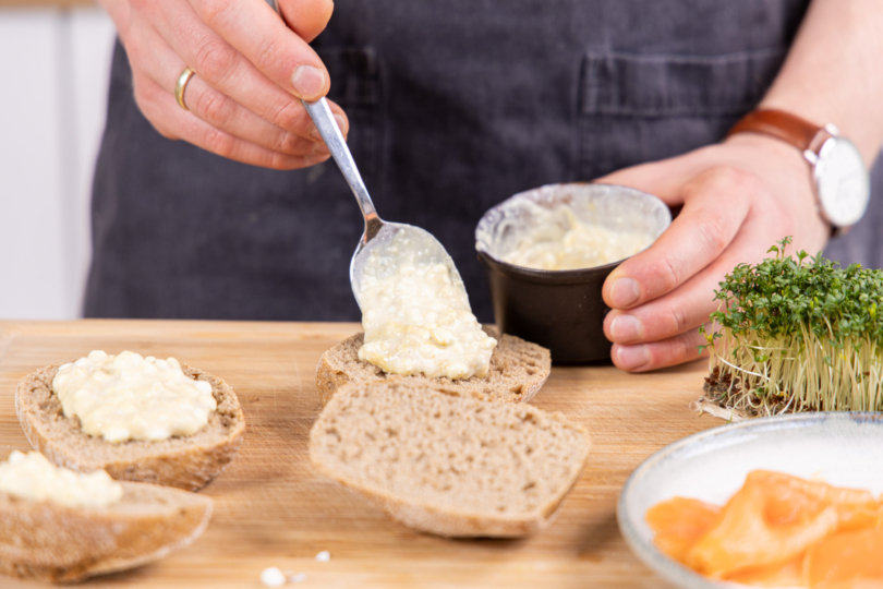 Brötchen mit dem Frischkäse bestreichen