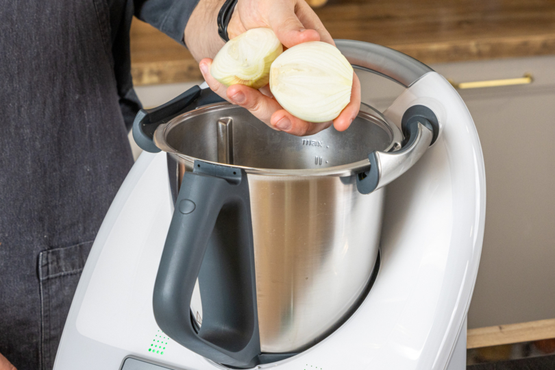 Zwiebeln in den Thermomix® geben