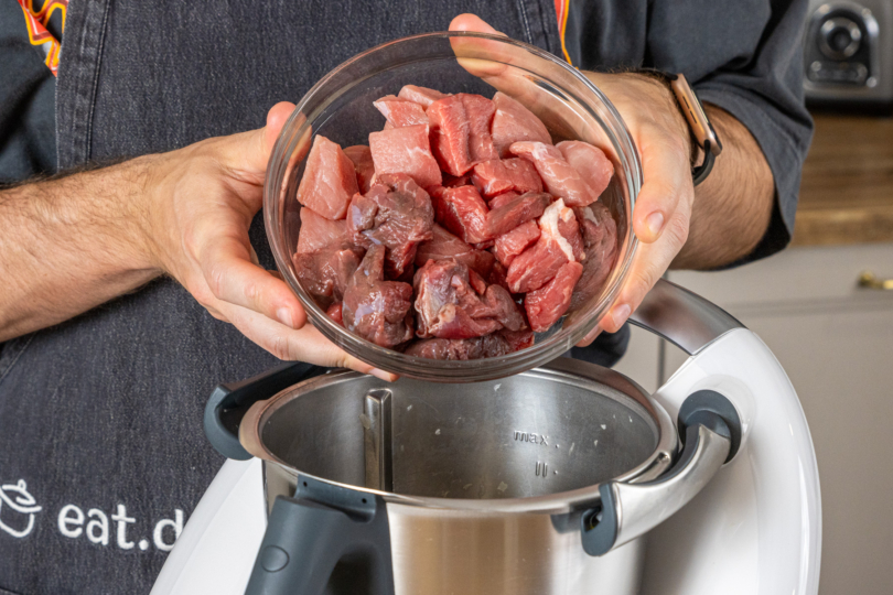 Gulasch in den Thermomix® geben