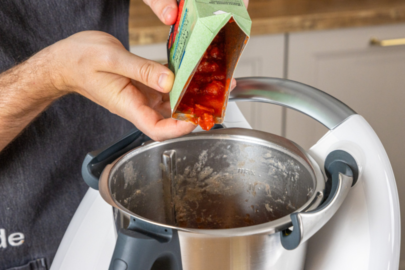 gehackte Tomaten in den Thermomix® geben