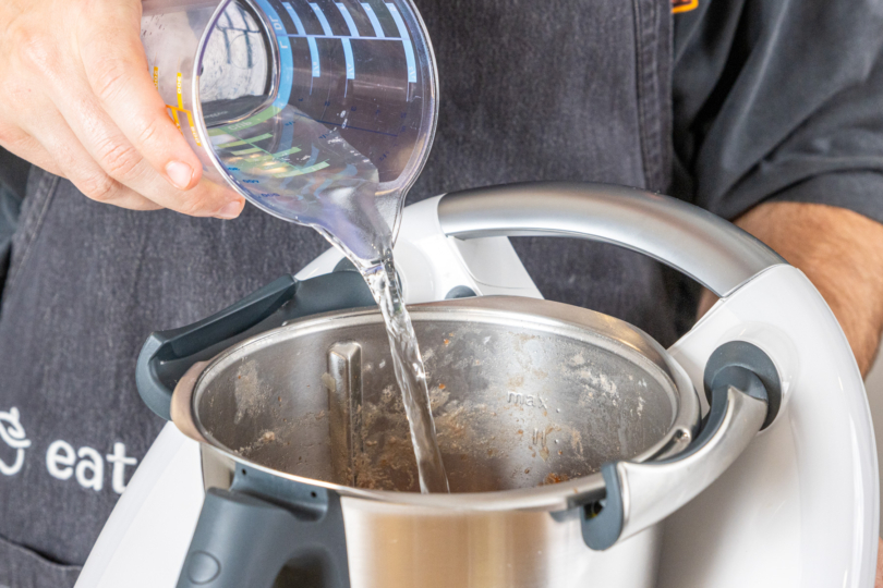 Wasser in den Thermomix® geben