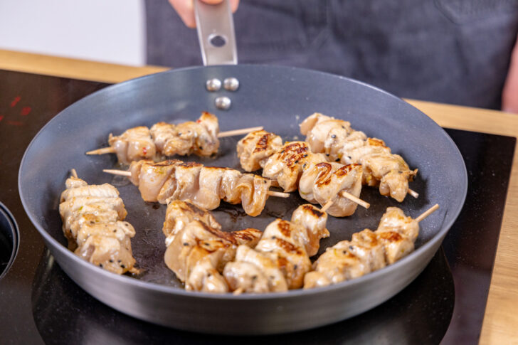 Hähnchen-Spieße anbraten