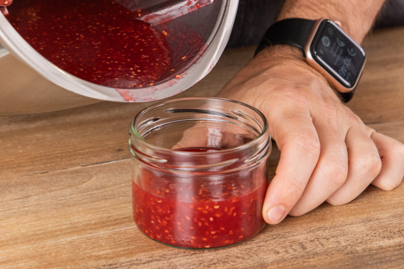 Himbeermarmelade aus dem Thermomix® in ein sterilisiertes Glas geben