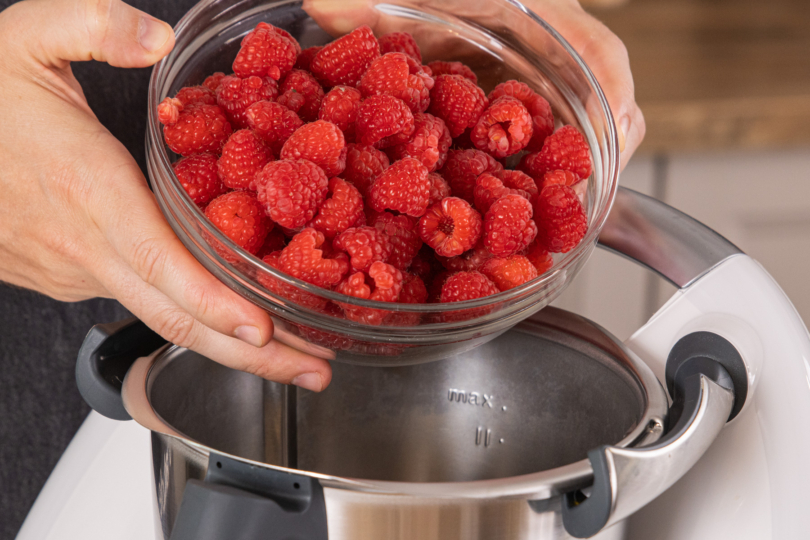 Himbeeren in den Thermomix® geben