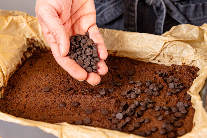 veganen Brownie-Teig mit Schokodrops bestreuen