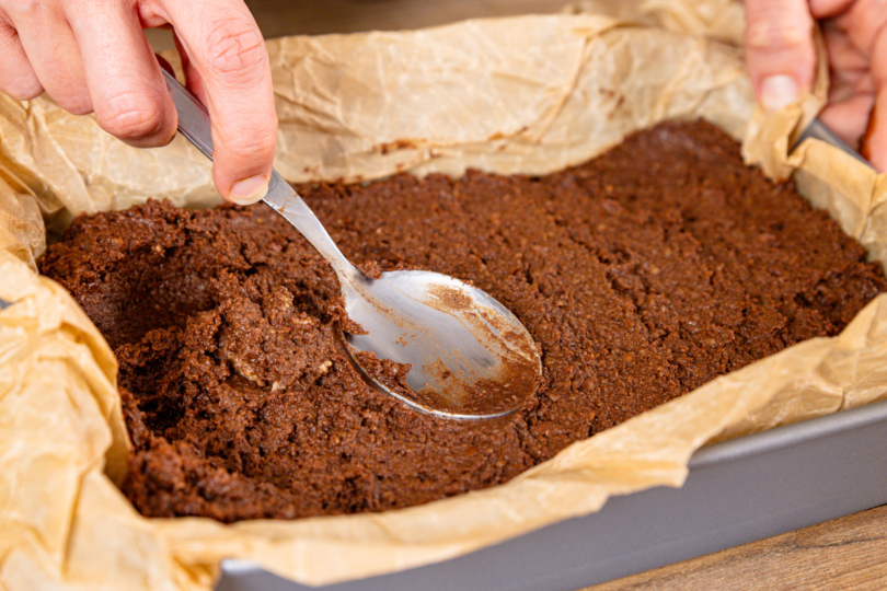 veganen Brownie-Teig in Auflaufform gleichmäßig verstreichen