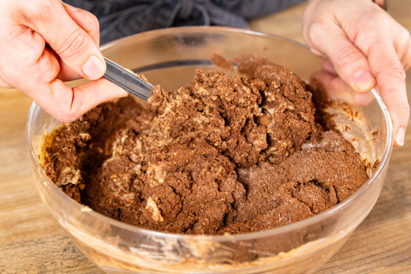 veganen Brownie-Teig gut verrühren