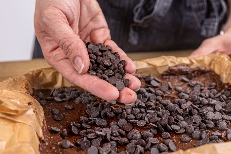 Schokotröpfchen verteilen