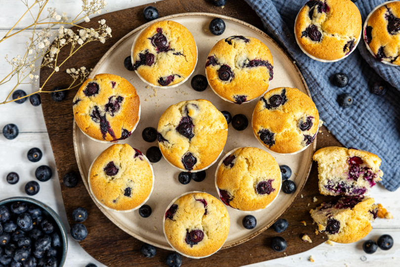 Klassische Blaubeermuffins top-down