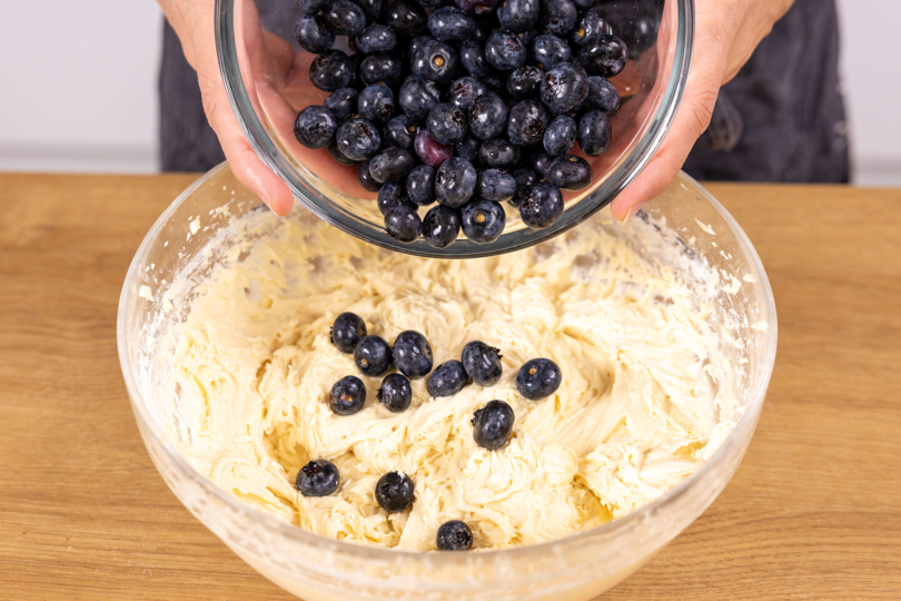 Blaubeeren zum Muffinteig geben