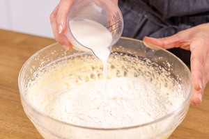 Milch zum Teig gießen