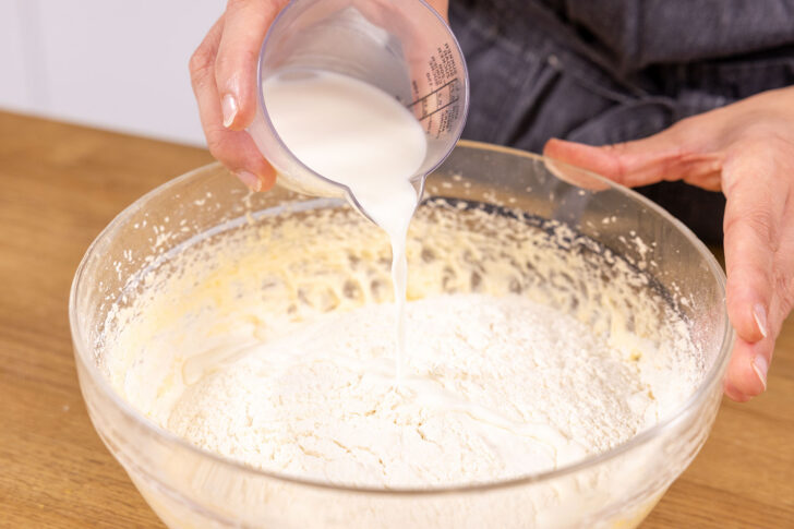 Milch zum Teig gießen
