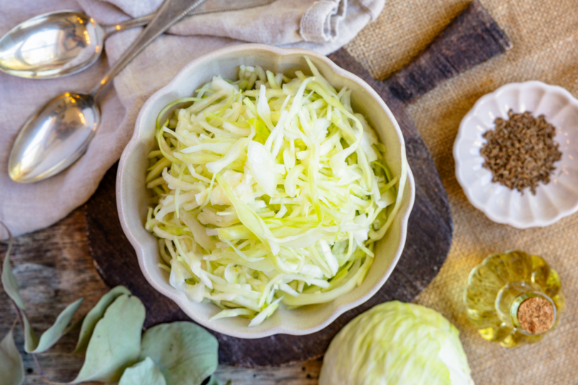 Klassischer Weißkohlsalat mit Kümmel