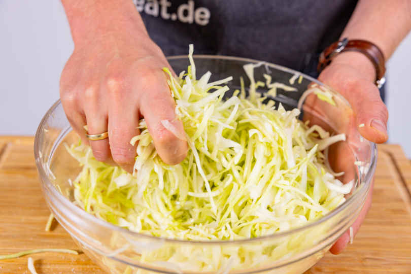 Weißkohlstreifen mürbe kneten