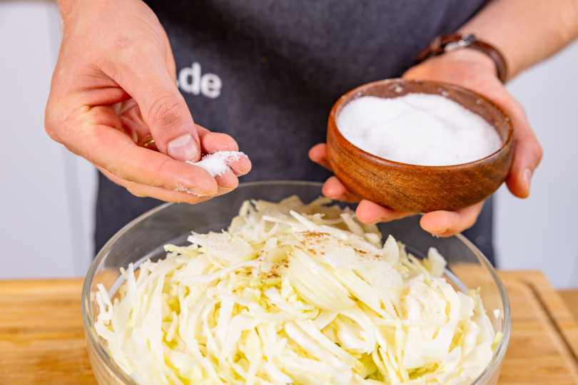 Klassischen Weißkohlsalat gut würzen