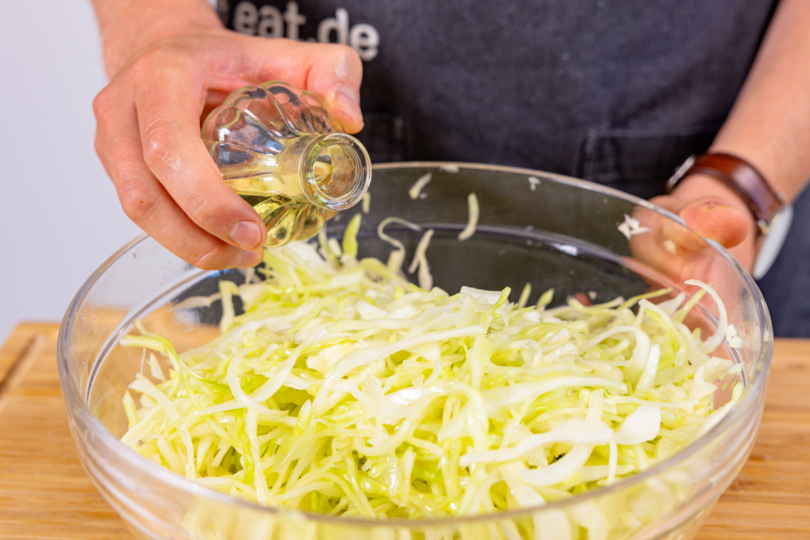 Sonnenblumenöl zum Kohl geben