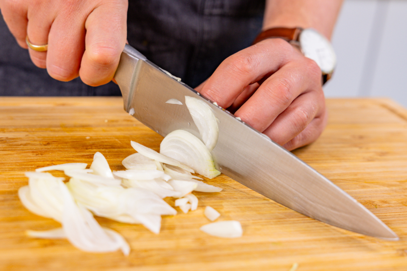 Zwiebel in feine Streifen schneiden