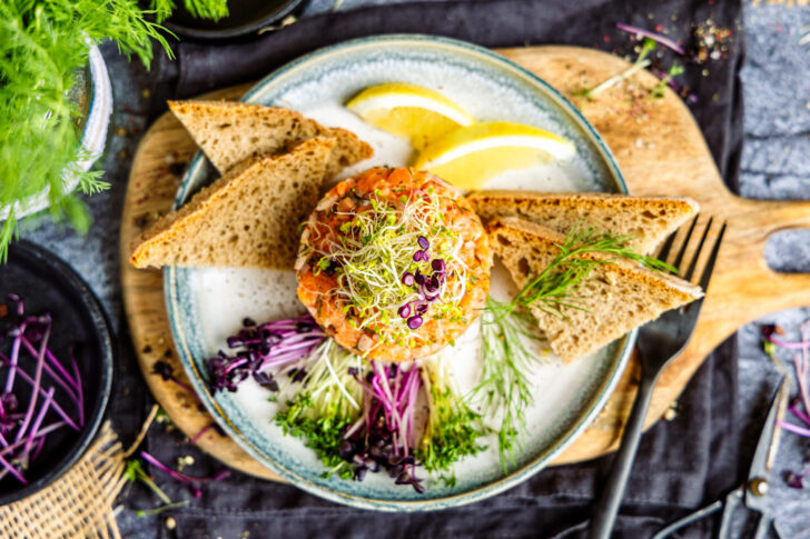 Lachstatar mit Brot servieren