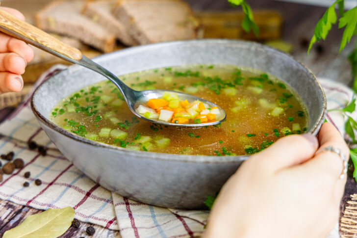 Knochenbrühe nach Omas bestem Rezept mit Suppeneinlage servieren
