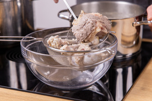 Knochen abtropfen lassen