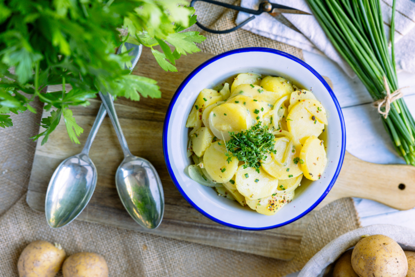 Lauwarmer Kartoffelsalat mit Schnittlauch und Kresse