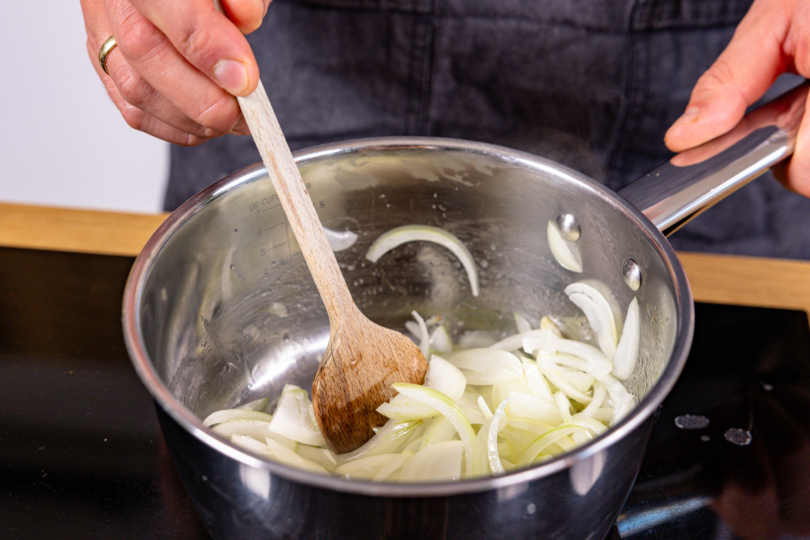 Zwiebeln und Knoblauch farblos anschiwtzen