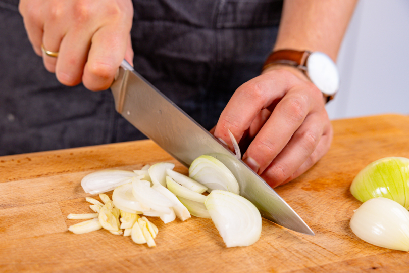 Knoblauch und Zwiebeln in feine Streifen schneiden