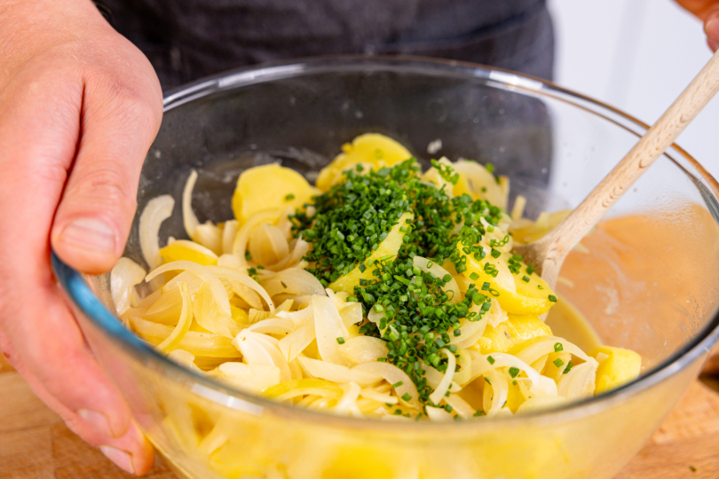 Lauwarmen Kartoffelsalat mit Schnittlauch verfeinern