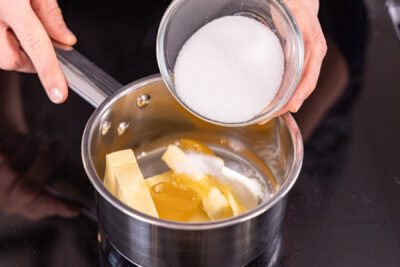 Zucker zu Butter geben