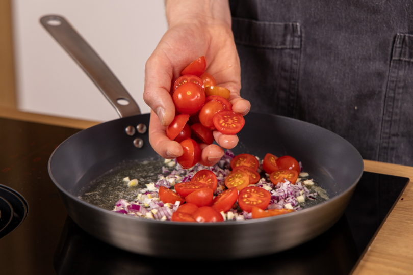 Tomaten in die Pfanne geben