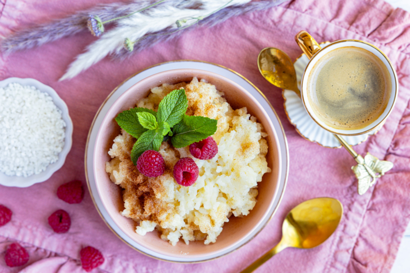 Milchreis im Backofen ohne Umrühren mit Himbeeren und Minze garniert