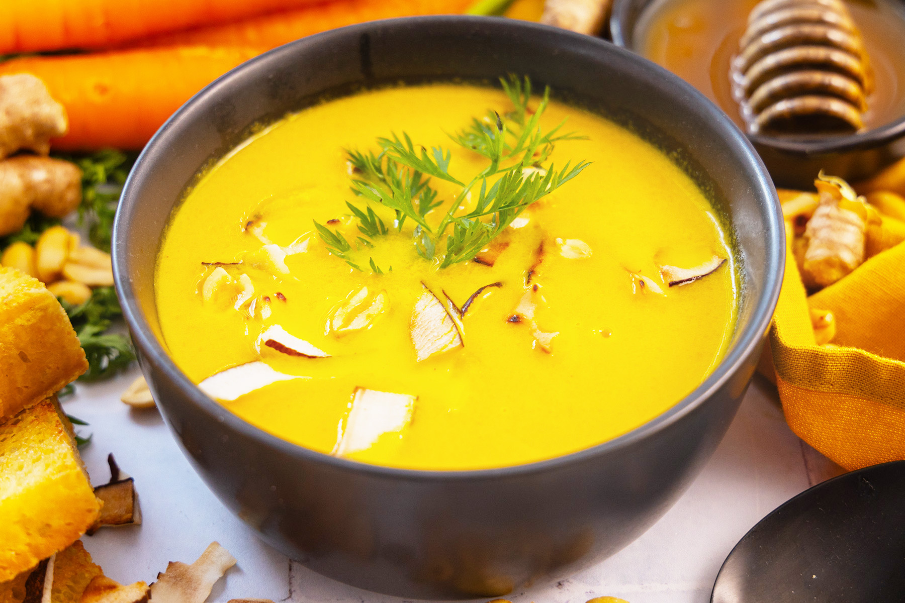 Farbe auf dem Teller mit Rezepten für Karottensuppe Farbe auf dem Teller mit Rezepten für Karottensuppe