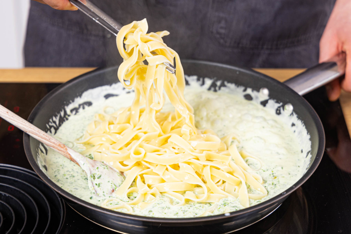 Nudeln mit Rahmspinat &amp; Frischkäse-Sauce: schnell &amp; einfach