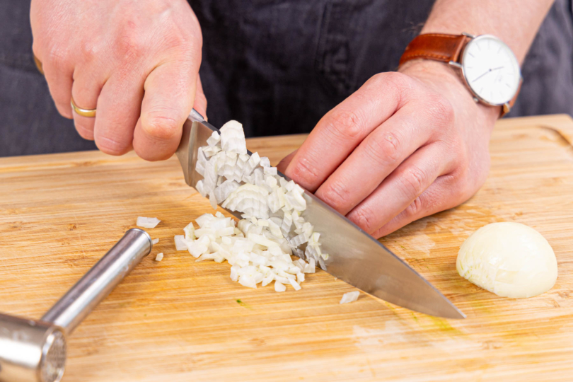 Zwiebel in feine Würfel schneiden