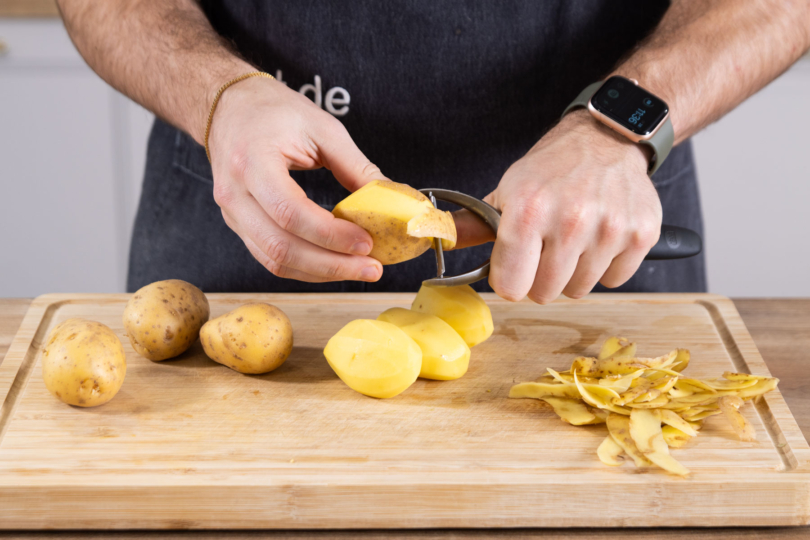 Kartoffeln schälen.