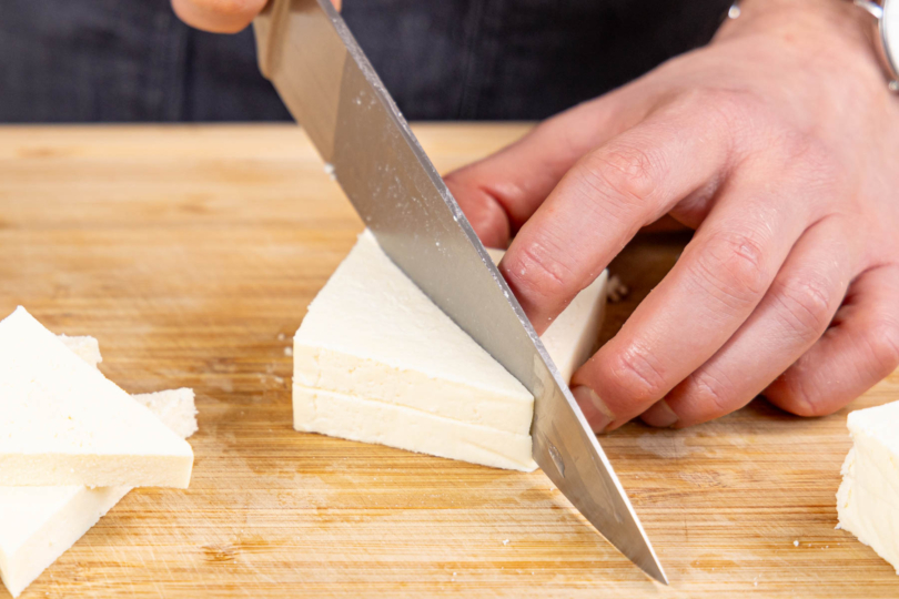 Paneer in mundgerechte Stücke schneiden