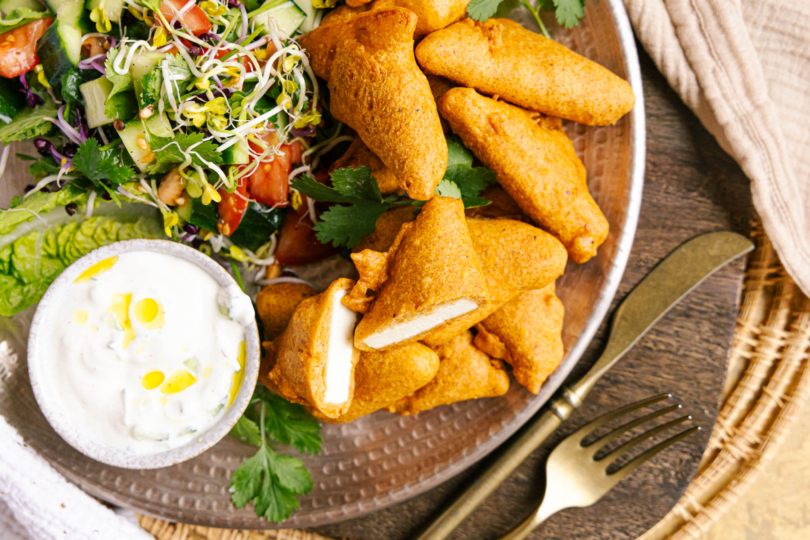 Paneer Pakora mit Gurken-Raita und Salat