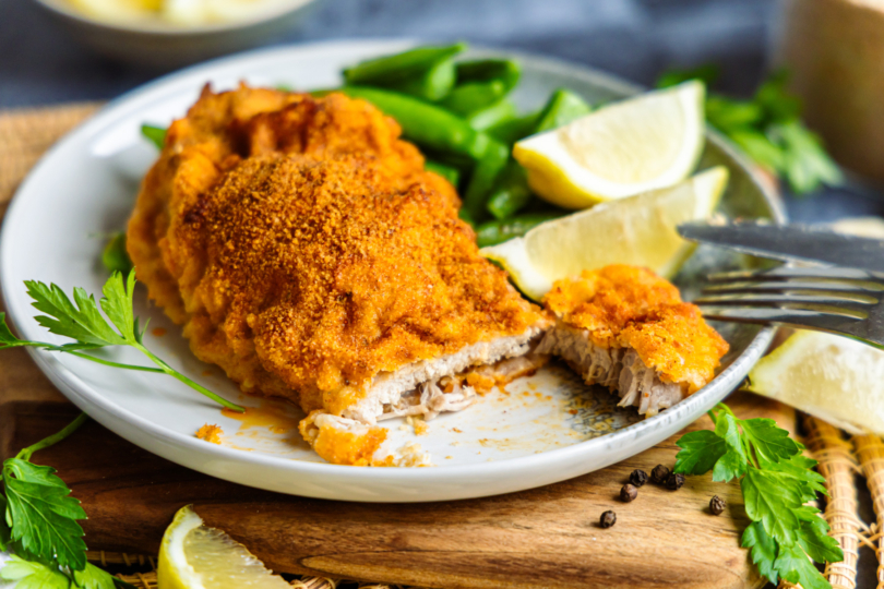 Panierte Schnitzel aus dem Backofen servieren