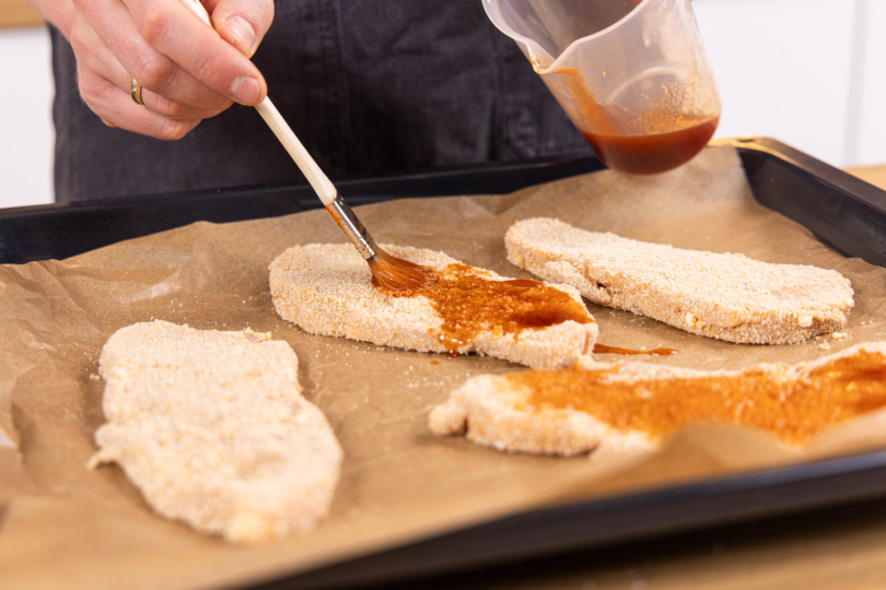 Schnitzel mit Öl bestreichen