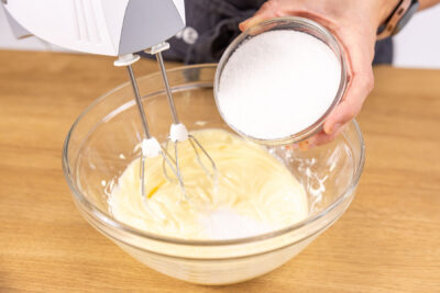 Zucker zur Butter geben