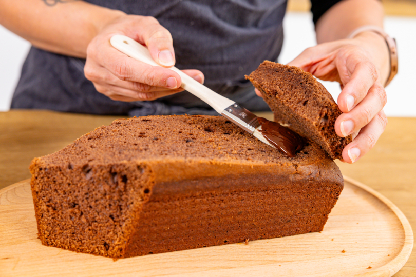 Kuchenverschnitt als Kabine mit Schokoglasur ankleben