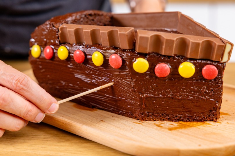 mit Holzstäbchen Löcher für Paddel vorbohren