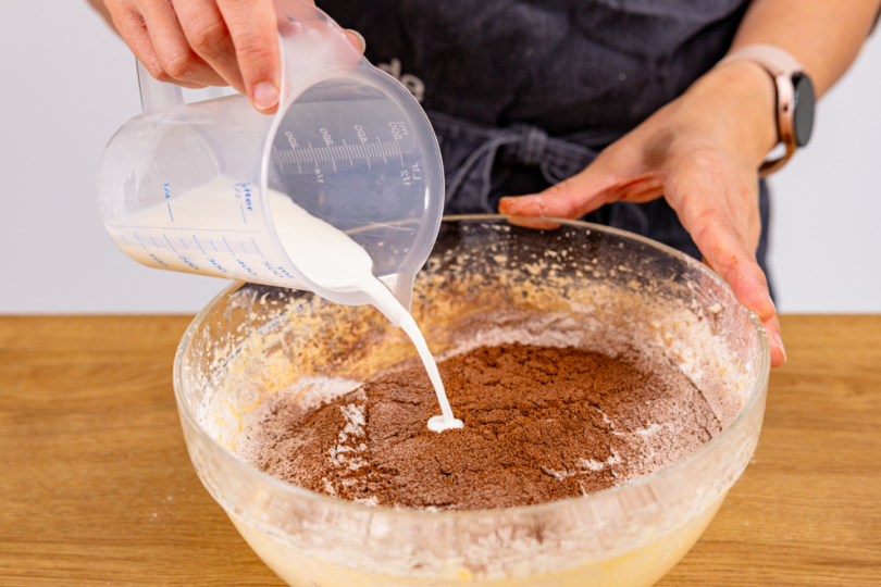 Milch zum Rührteig geben