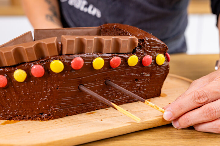 Schoko-Keks-Stäbchen als Paddel in Kuchen stechen