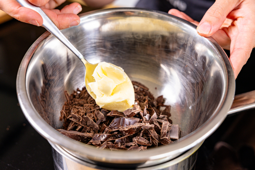 Schokolade und Butter zu Glasur schmelzen